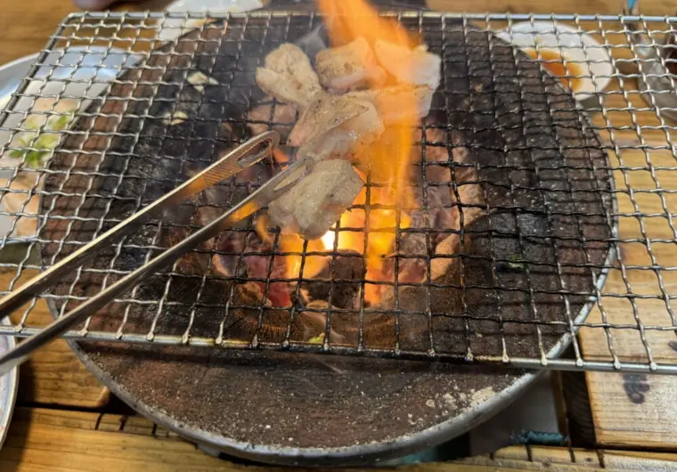 七輪焼肉銀のホルモン 七輪焼き風景